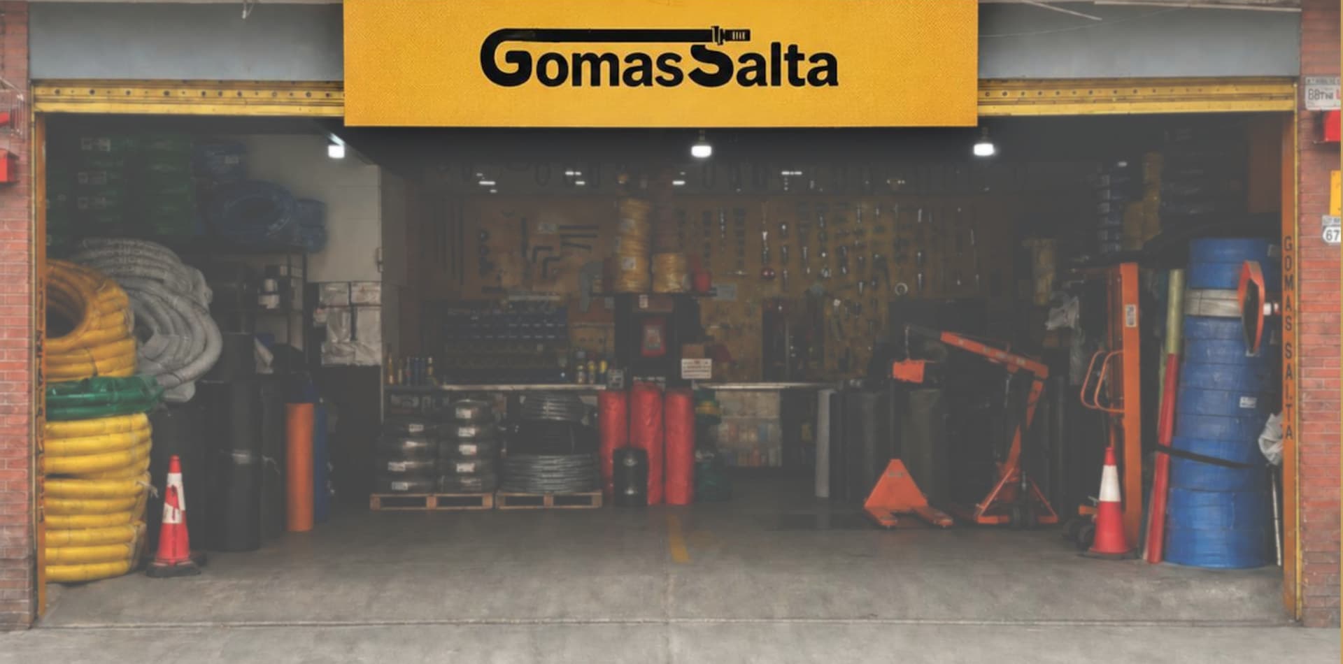 Fachada de Gomas Salta con productos técnicos e industriales
